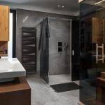 Moderná dizajnová sivohnedá kúpeľňa