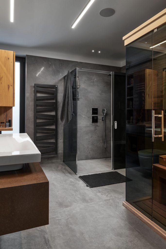 Moderná dizajnová sivohnedá kúpeľňa