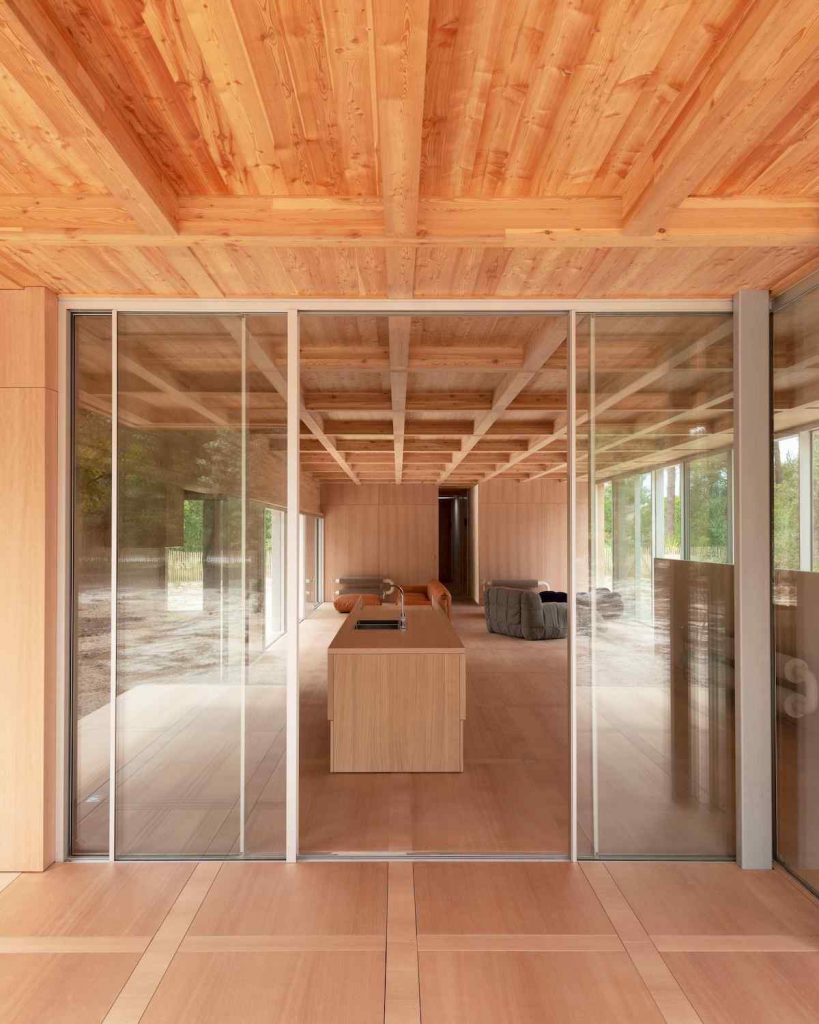 Drevená kuchyňa v drevenej vile s presklením