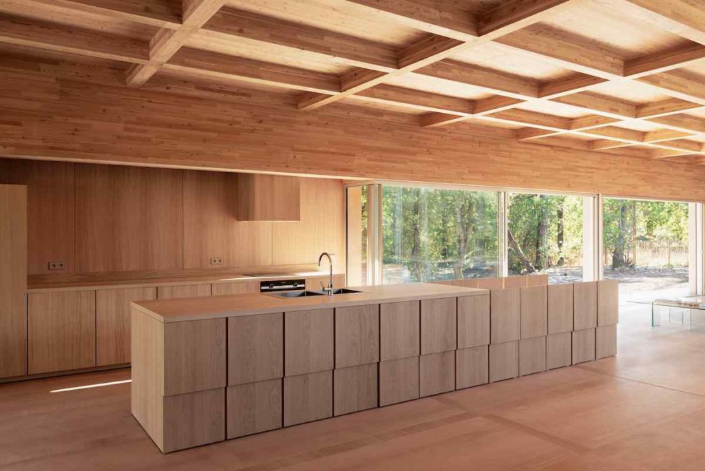 Drevená kuchyňa v drevenej vile s presklením