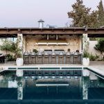 Vidiecka stredomorská terasa s kuchyňou a bazénom