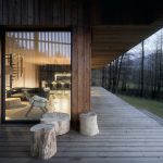 Moderný drevodom s presklením a terasou