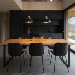 Čierna kuchyňa s jedálňou v drevodome