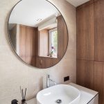 Okrúhle umývadlo s okrúhlym zrkadlom v kúpeľni
