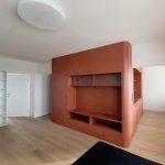 Bratislavský minimalistický byt s multifunkčným červeným boxom