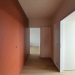 Bratislavský minimalistický byt s multifunkčným červeným boxom