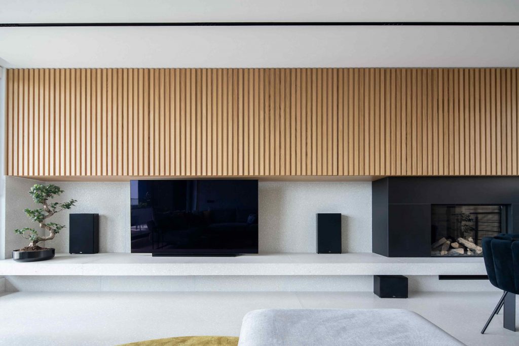 Moderná čiernobiela obývačka s drevenými lamelmi