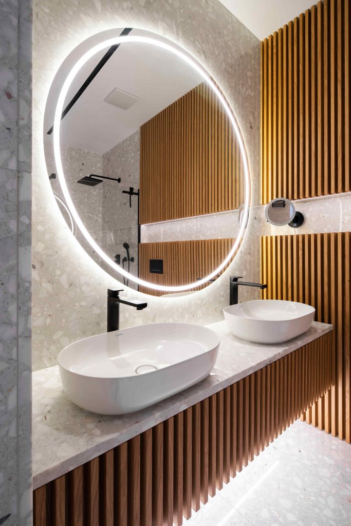 Moderná mramorová kúpeľňa s drevenými lamelmi