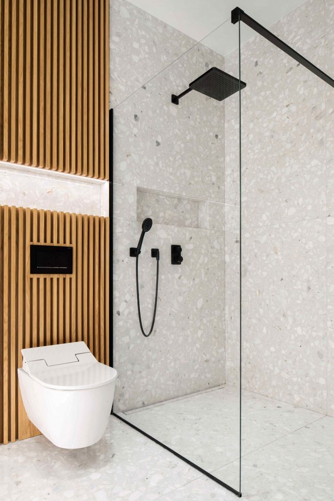 Moderná mramorová kúpeľňa s drevenými lamelmi