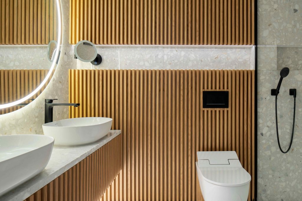 Moderná čiernobiela kúpeľňa s drevenými lamelmi