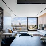 Moderná čiernobiela obývačka s jedálňou s drevenými lamelmi