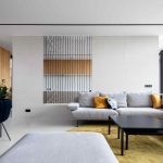 Moderná čiernosivá obývačka s kovovým umeleckým dielom v stene