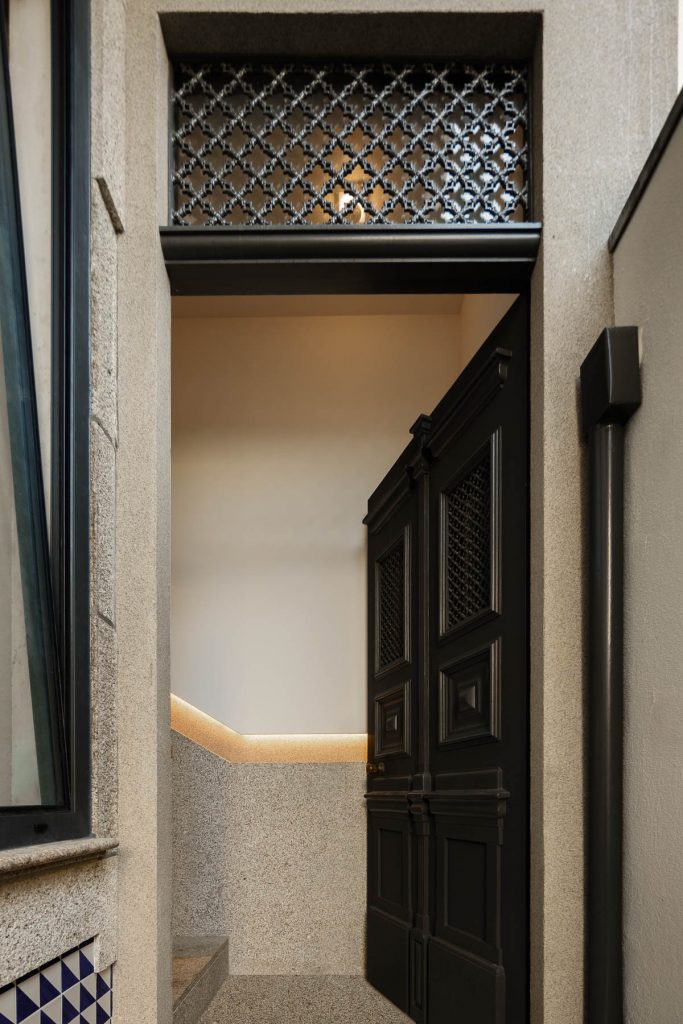 masívne vstupné dvere s tradičným portugalským vzorom