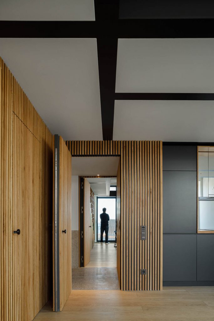Interiér s drevenými lamelovými stenami