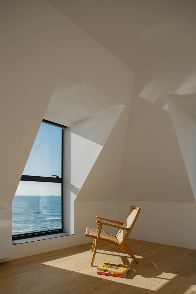 Moderný mezonet s veľkými oknami a dizajnovým nábytkom