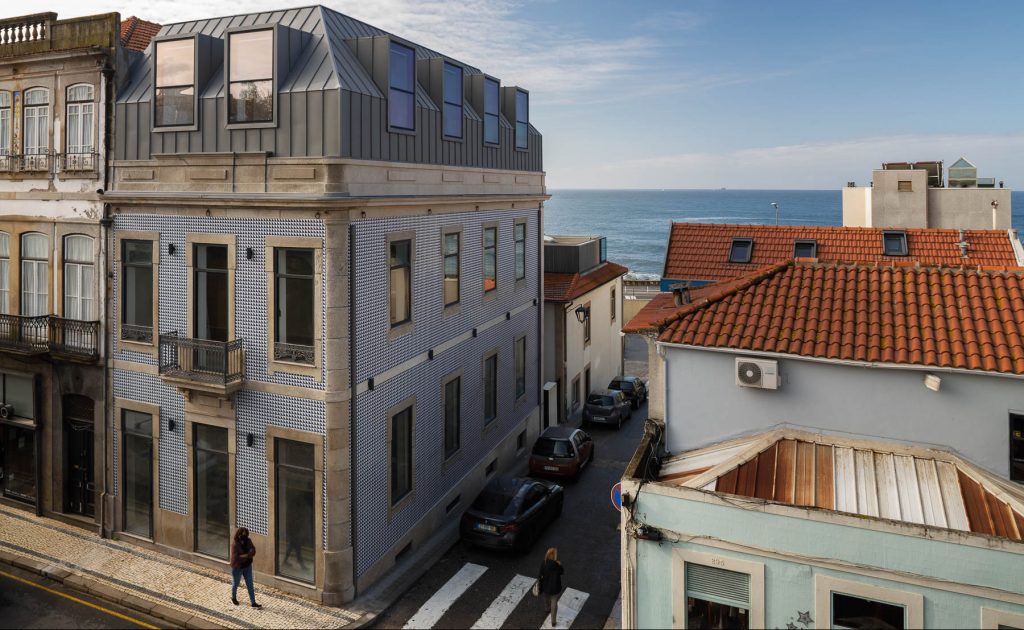 Trojpodlažný dom s typickou portugalskou mestskou architektúrou po rekonštrukcii