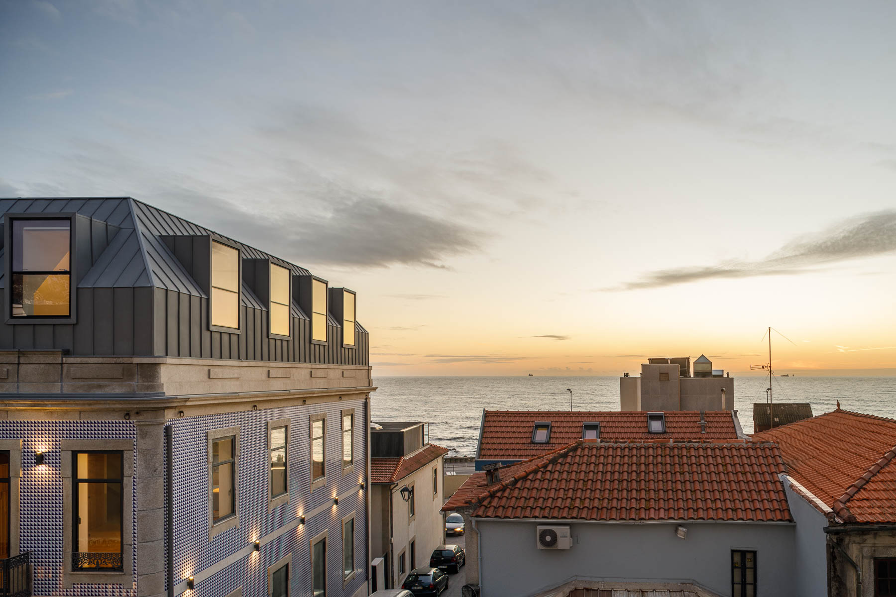 Dom zahŕňa dva takmer symetrické poschodové byty s výhľadom na more a na starobylé miesta bohatej pobrežnej štvrte Foz do Douro. 