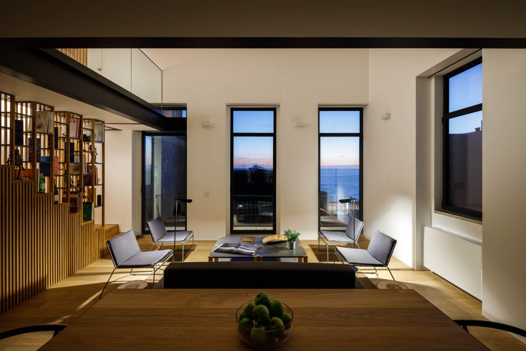 Moderný mezonet s veľkými oknami a dizajnovým nábytkom