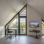 Podkrovná kancelária s drevenými lamelmi na oknách