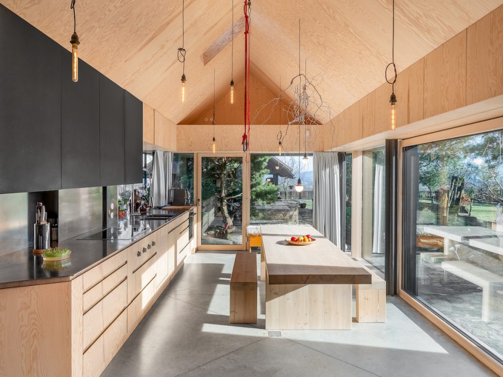 Kuchyňa v drevenej novostavbe s krovom