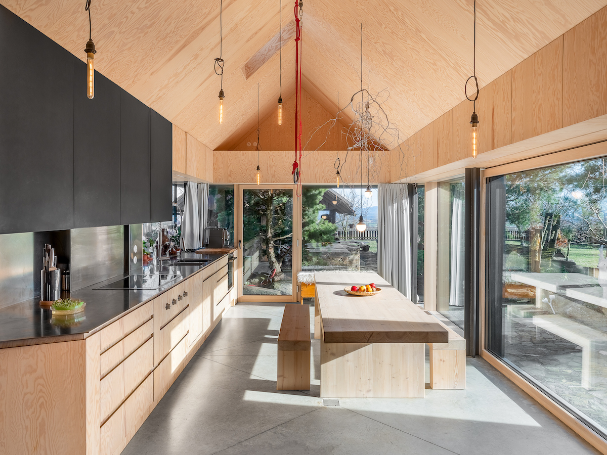 Kuchyňa v drevenej novostavbe s krovom