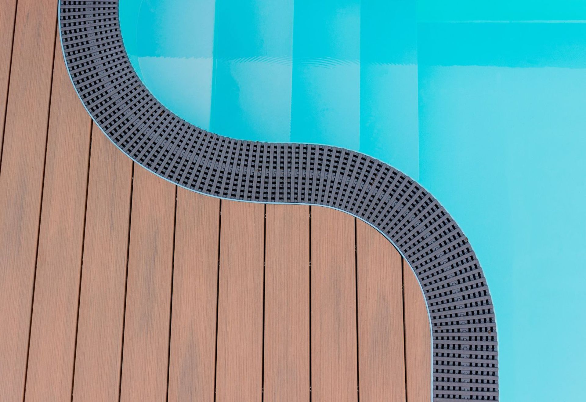 Kompozitná terasa pri bazéne