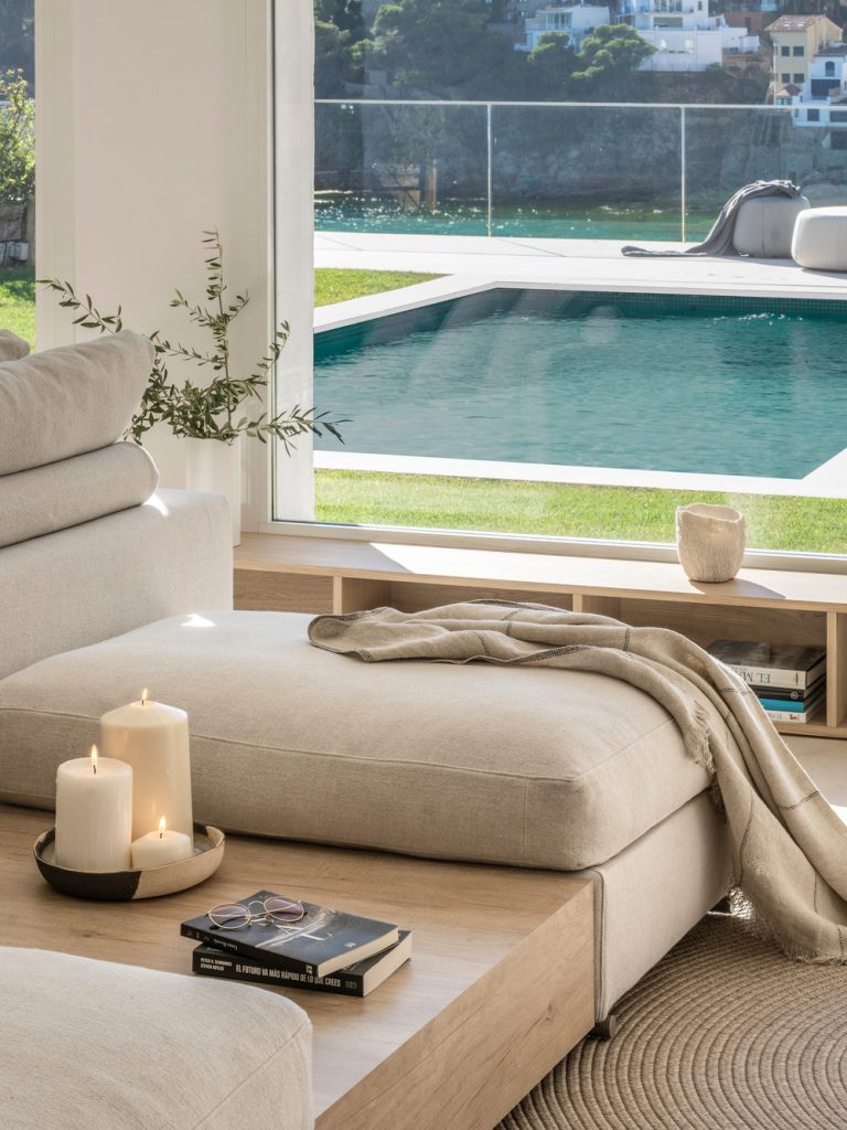 Výhľad z modernej obývačky na bazén