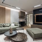 Hnedo béžová obývačka s olivovou sedačkou v modernom štýle