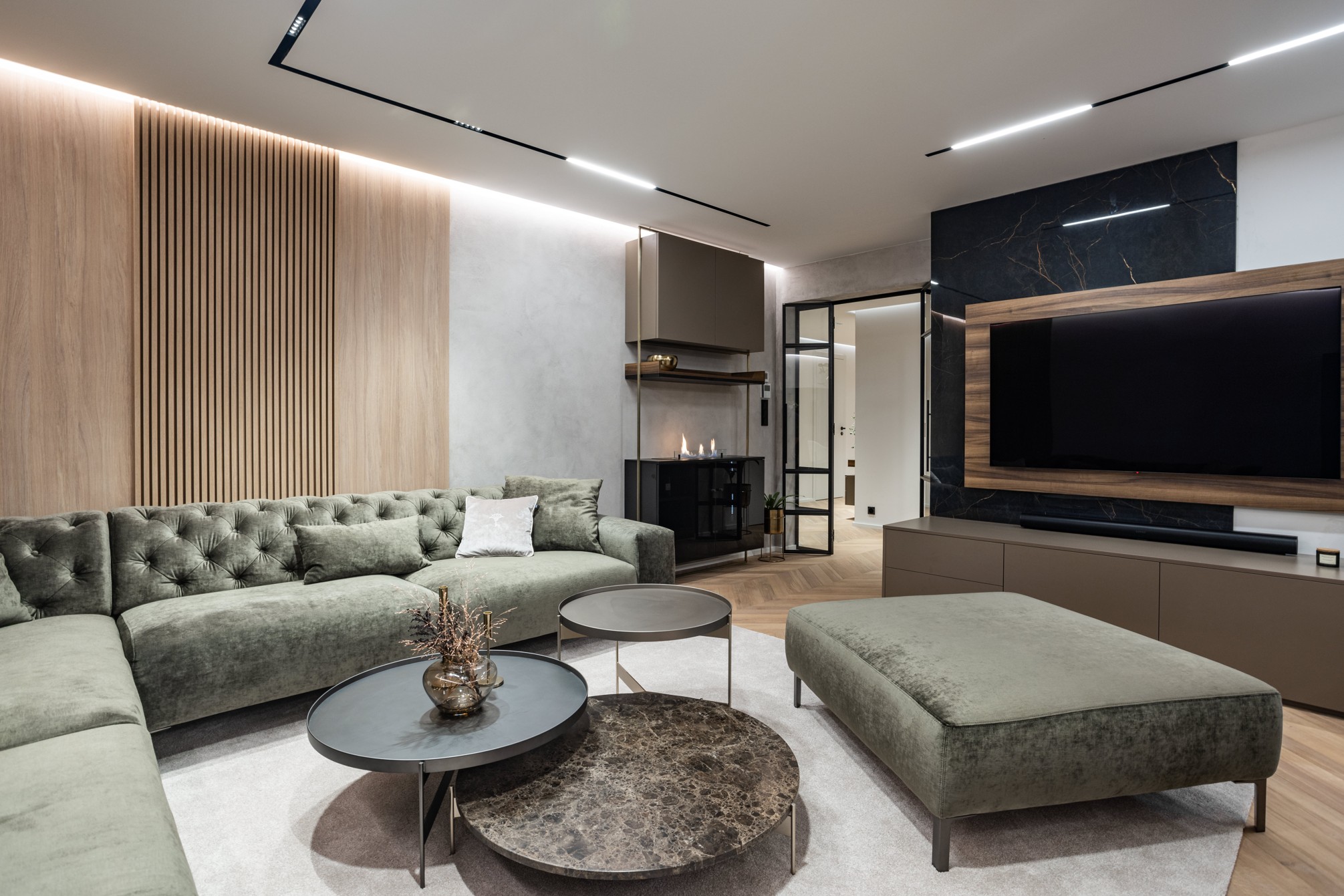 Hnedo béžová obývačka s olivovou sedačkou v modernom štýle