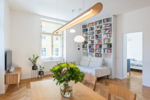 Ako v klasickom bytovom dome vytvoriť čistý a jednoduchý interiér