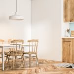 Biela kuchyňa v škandinávskom štýle s drevenou podlahou