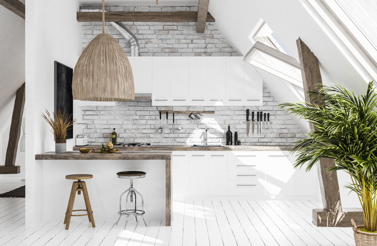 Biela kuchyňa v škandinávskom štýle s bielou drevenou podlahou