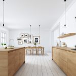 Biela kuchyňa v škandinávskom štýle s drevenou linkou