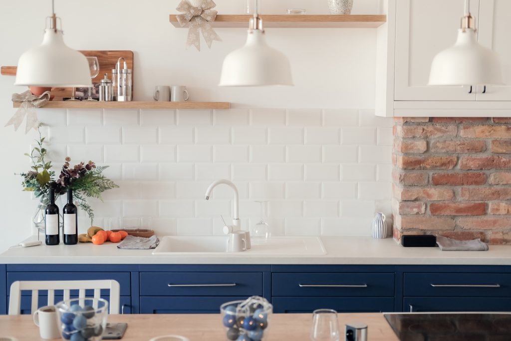 Moderná kuchyňa s modrrou jednoduchou linkou