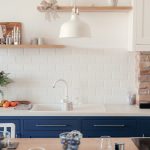Moderná kuchyňa s modrrou jednoduchou linkou