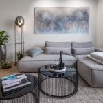 Sivá obývačka s dizajnovými stolíkmi