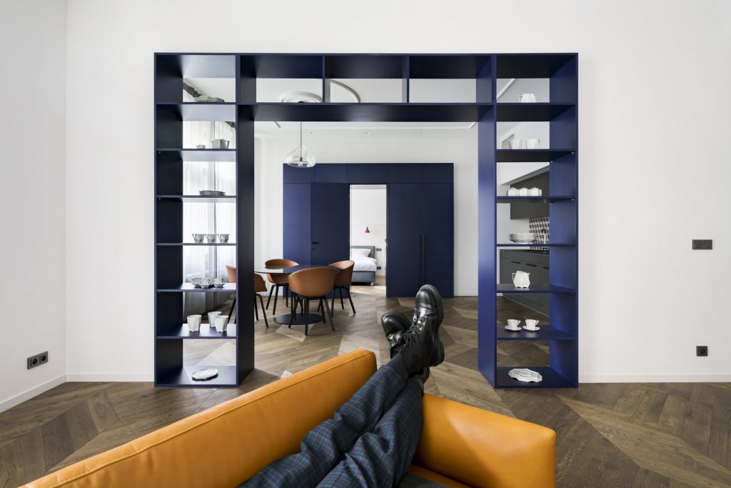 Dizajnový interiér s modrým policovým predelom