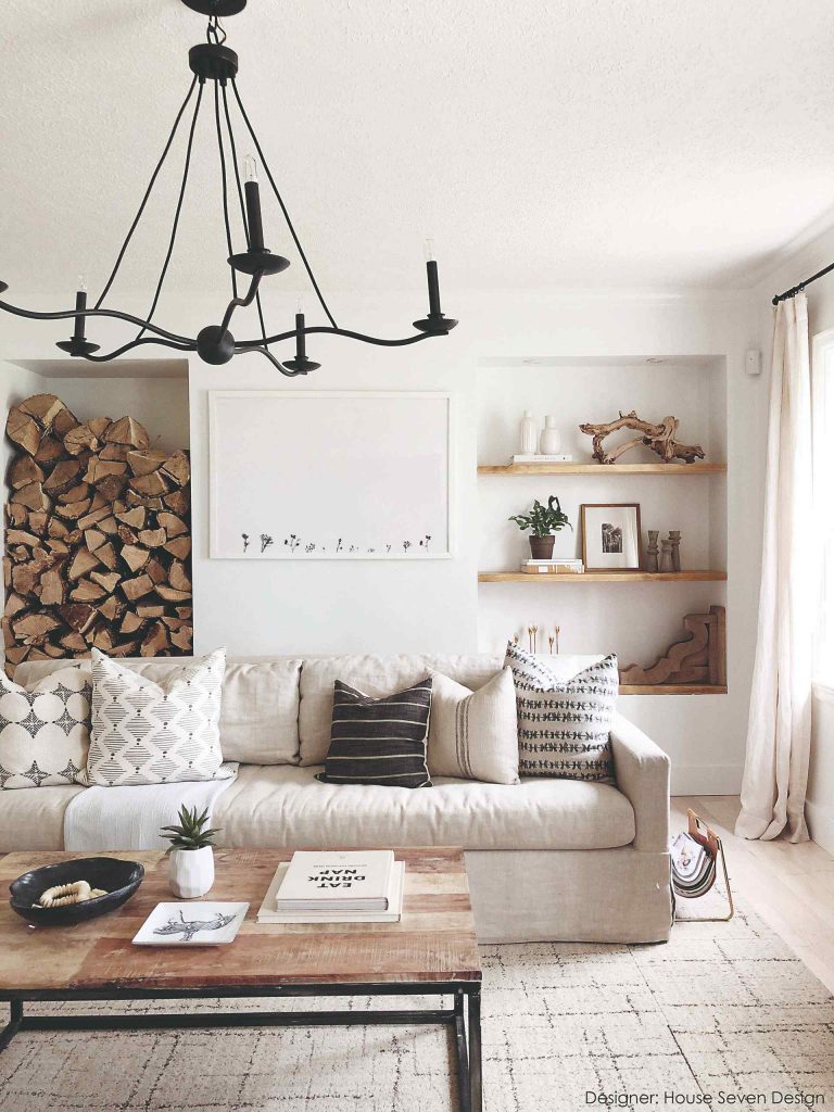Obývačka s bielym gaučom a dobovým lustrom