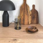 Lopáriky na drevenom stole s lampou