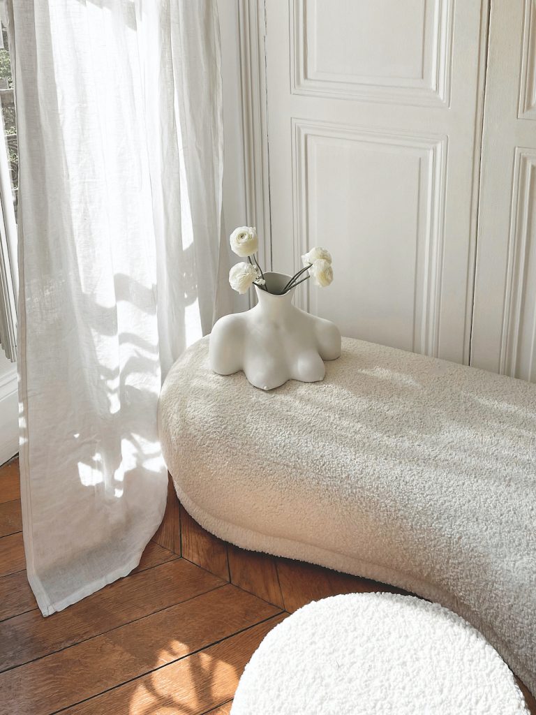 Biela oblúková sedačka s dizajnovou lampou