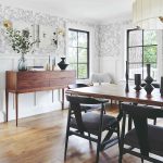 Presvetlená kuchyňa s drevenou podlahou a stoličkami