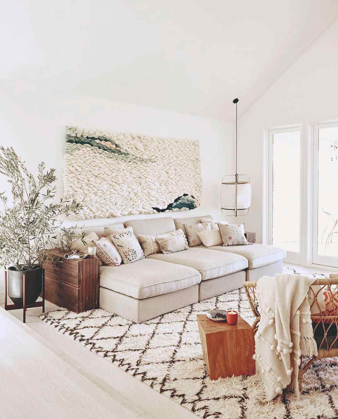 Biela obývačka s textíliami a veľkým obrazom