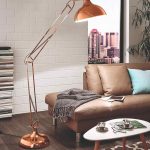 Veľká medená lampa nad gaučom v obývačke