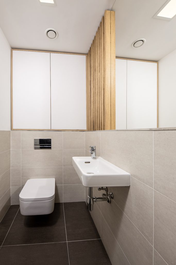 Hnedo béžová moderná toaleta