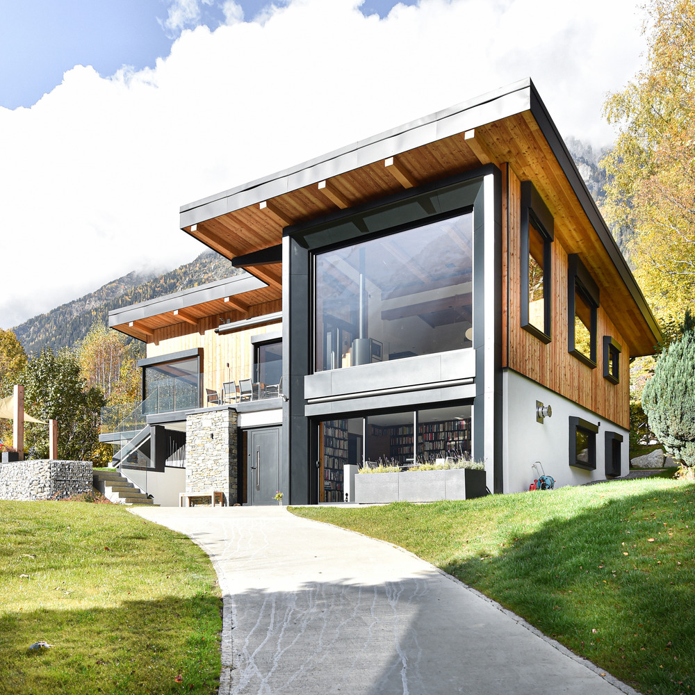 Moderný horský dom s veľkými oknami