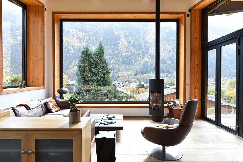 Interiér moderného horského domu s veľkým presklením