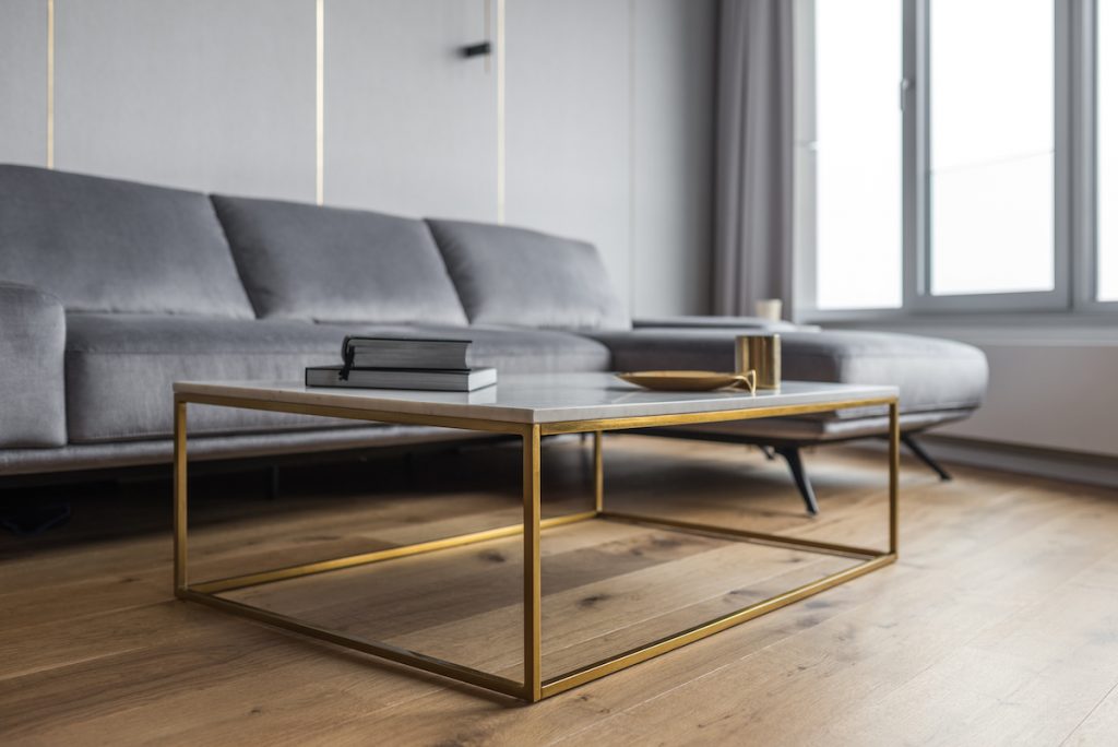 Zlatý minimalistický stolík v modernej obývačke
