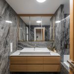 Tmavá mramorová kúpeľňa s dyhou