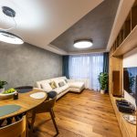 Moderná obývačka s drevom a sivou stenou
