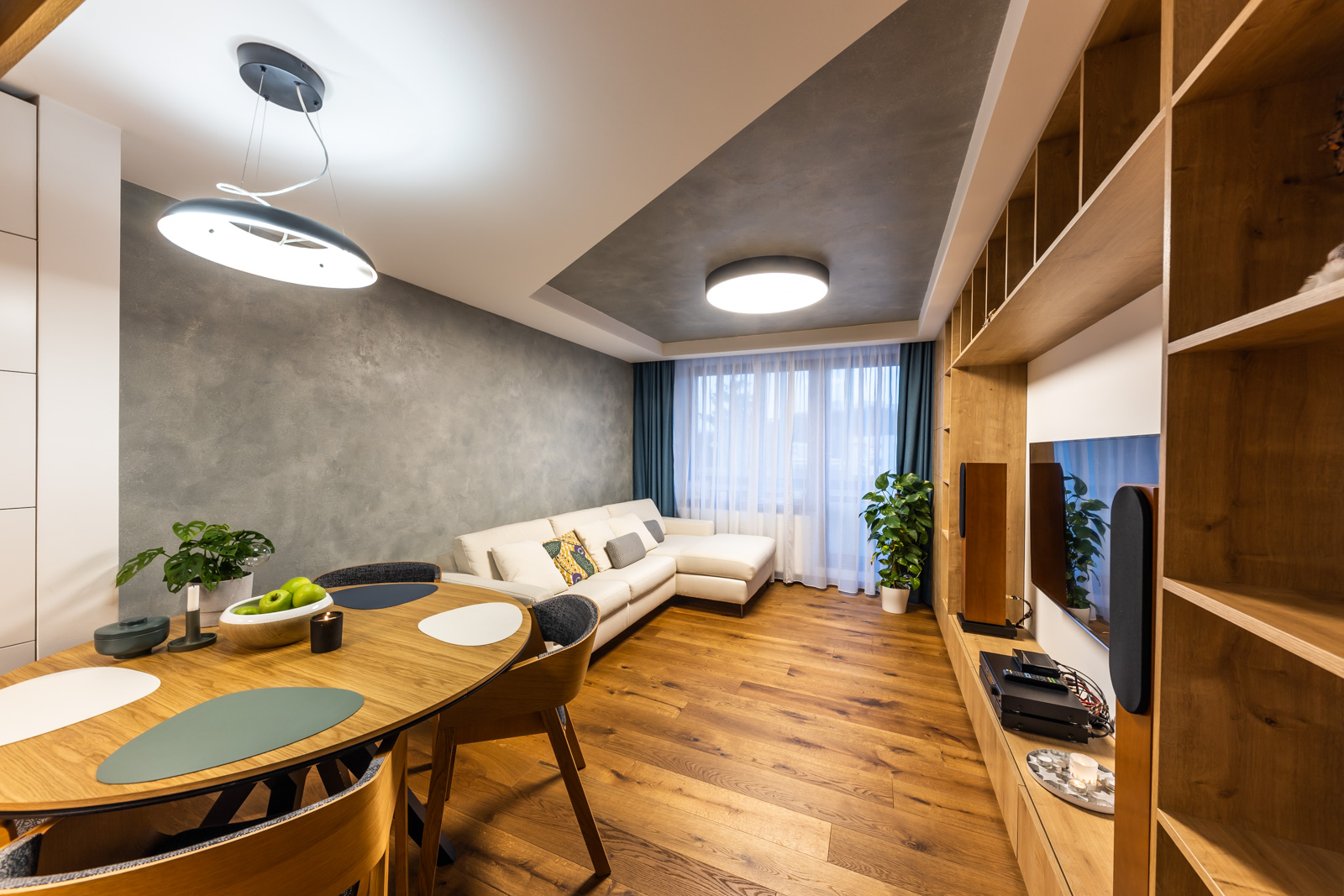 Moderná obývačka s drevom a sivou stenou